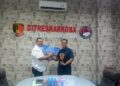 Kasat Resnarkoba Polres Kapuas AKP Budi Utomo, kepada Dirresnarkoba Polda Kalteng Kombes Pol. Slamet Adi Purnomo, di ruang kerja Dirresnarkoba, Kamis (13/8/2026).