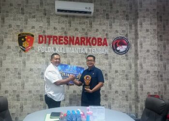 Kasat Resnarkoba Polres Kapuas AKP Budi Utomo, kepada Dirresnarkoba Polda Kalteng Kombes Pol. Slamet Adi Purnomo, di ruang kerja Dirresnarkoba, Kamis (13/8/2026).
