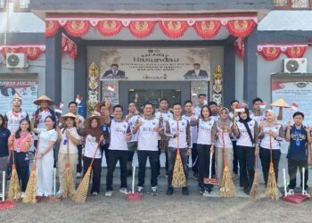 Jajaran Rutan Tamiang Layang berpose bersama usai gotong royong, Jumat (14/8/2026). (ist)
