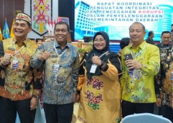 Bupati Barito Utara, H. Shalahuddin (dua dari kanan) bersama jajajaran kepala daerah di Kalteng mengikuti Rakor Antikorupsi di Palangka Raya, Kamis (13/8/2027).