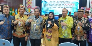 Bupati Barito Utara, H. Shalahuddin (dua dari kanan) bersama jajajaran kepala daerah di Kalteng mengikuti Rakor Antikorupsi di Palangka Raya, Kamis (13/8/2027).