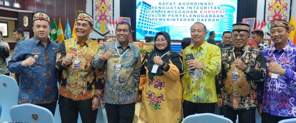 Bupati Barito Utara, H. Shalahuddin (dua dari kanan) bersama jajajaran kepala daerah di Kalteng mengikuti Rakor Antikorupsi di Palangka Raya, Kamis (13/8/2027).