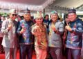 Anggota DPRD Kabupaten Murung Raya dari Fraksi Gerindra, Sutrisno (paling kiri), berpose dengan Gubernur Kalteng di momen HUT ke-24 Murung Raya.