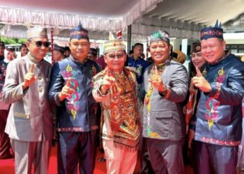 Anggota DPRD Kabupaten Murung Raya dari Fraksi Gerindra, Sutrisno (paling kiri), berpose dengan Gubernur Kalteng di momen HUT ke-24 Murung Raya.