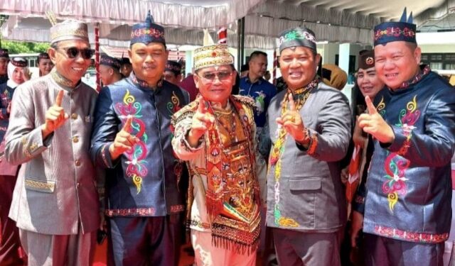 Anggota DPRD Kabupaten Murung Raya dari Fraksi Gerindra, Sutrisno (paling kiri), berpose dengan Gubernur Kalteng di momen HUT ke-24 Murung Raya.