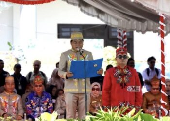 Ketua DPRD Murung Raya, Rumiadi, membacakan UUD 1945 di momen HUT ke-24 Murung Raya, Sabtu (1/8/2026).