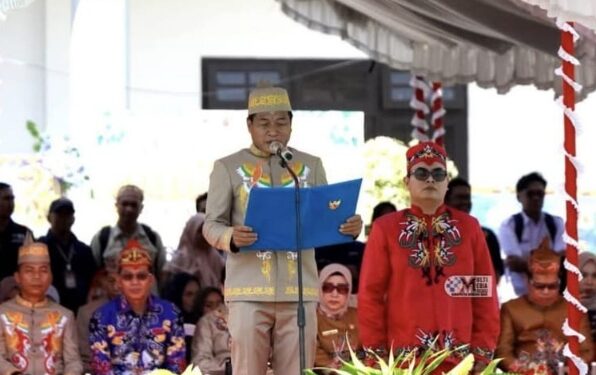 Ketua DPRD Murung Raya, Rumiadi, membacakan UUD 1945 di momen HUT ke-24 Murung Raya, Sabtu (1/8/2026).
