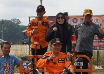 Wakil Ketua I DPRD Murung Raya, Dina Maulidah, menghadiri Apel Gelar Personel dan Sarana Prasarana (Sarpras) Siaga Darurat Bencana Karhutla Tahun 2026 yang dipimpin Wakil Bupati Murung Raya, Rahmanto Muhidin, di halaman Kantor BPBD Murung Raya, Jumat (7/8/2026).