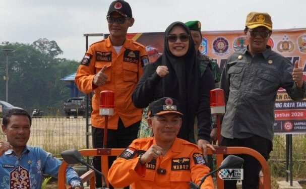 Wakil Ketua I DPRD Murung Raya, Dina Maulidah, menghadiri Apel Gelar Personel dan Sarana Prasarana (Sarpras) Siaga Darurat Bencana Karhutla Tahun 2026 yang dipimpin Wakil Bupati Murung Raya, Rahmanto Muhidin, di halaman Kantor BPBD Murung Raya, Jumat (7/8/2026).