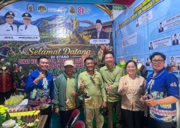 Ketua DPRD Murung Raya, Rumiadi (bertopi) meninjau salah stand Mura Expo 2026, Jumat (7/8/2026).