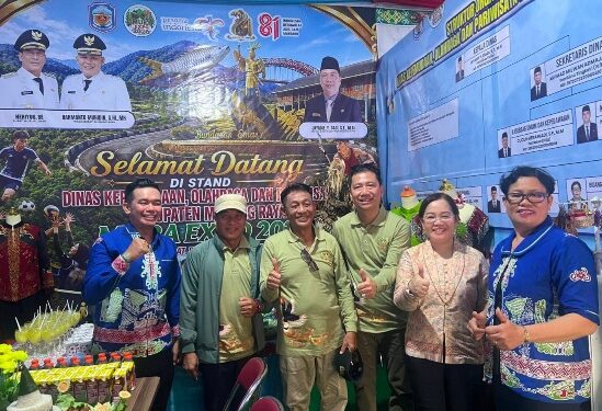 Ketua DPRD Murung Raya, Rumiadi (bertopi) meninjau salah stand Mura Expo 2026, Jumat (7/8/2026).