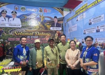 Wakil Ketua II DPRD Murung Raya, Likon (tiga dari kanan) meninjau stand Mura Expo pasca dibuka, Jumat (7/8/2026).