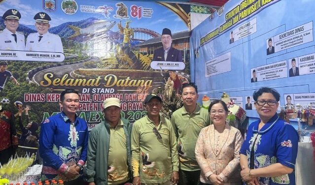 Wakil Ketua II DPRD Murung Raya, Likon (tiga dari kanan) meninjau stand Mura Expo pasca dibuka, Jumat (7/8/2026).