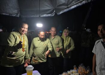 Wakil Ketua I DPRD Murung Raya, Dina Maulidah, bersama jajaran Forkopimda melihat secara langsung jajanan olahan UMKM di Mura Expo 2026, Jumat (7/8/2026).