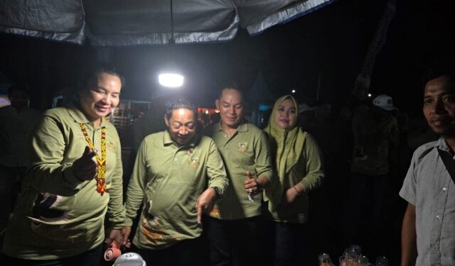 Wakil Ketua I DPRD Murung Raya, Dina Maulidah, bersama jajaran Forkopimda melihat secara langsung jajanan olahan UMKM di Mura Expo 2026, Jumat (7/8/2026).