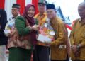 Wakil Ketua I DPRD Murung Raya, Dina Maulidah, menyerahkan bingkisan sebagai bentuk kepedulian dalam Anjangsana dan Ramah Tamah memperingati HUT ke-81 RI yang digelar Pemerintah Kabupaten Murung Raya di Aula Rumah Jabatan Bupati Murung Raya, Minggu (16/8/2026).