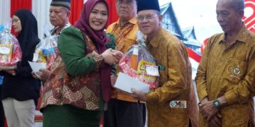 Wakil Ketua I DPRD Murung Raya, Dina Maulidah, menyerahkan bingkisan sebagai bentuk kepedulian dalam Anjangsana dan Ramah Tamah memperingati HUT ke-81 RI yang digelar Pemerintah Kabupaten Murung Raya di Aula Rumah Jabatan Bupati Murung Raya, Minggu (16/8/2026).