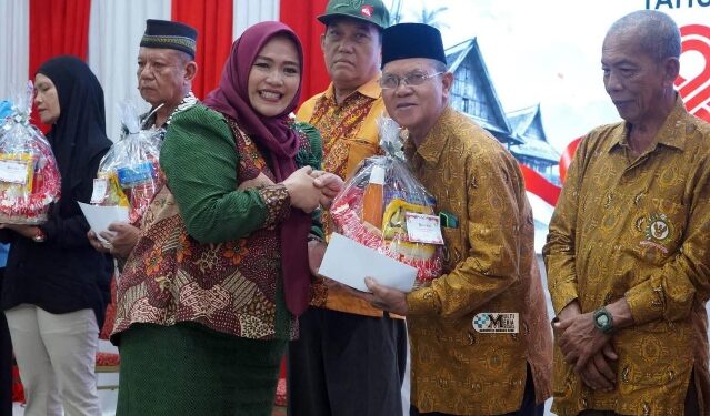 Wakil Ketua I DPRD Murung Raya, Dina Maulidah, menyerahkan bingkisan sebagai bentuk kepedulian dalam Anjangsana dan Ramah Tamah memperingati HUT ke-81 RI yang digelar Pemerintah Kabupaten Murung Raya di Aula Rumah Jabatan Bupati Murung Raya, Minggu (16/8/2026).