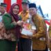 Wakil Ketua I DPRD Murung Raya, Dina Maulidah, menyerahkan bingkisan sebagai bentuk kepedulian dalam Anjangsana dan Ramah Tamah memperingati HUT ke-81 RI yang digelar Pemerintah Kabupaten Murung Raya di Aula Rumah Jabatan Bupati Murung Raya, Minggu (16/8/2026).