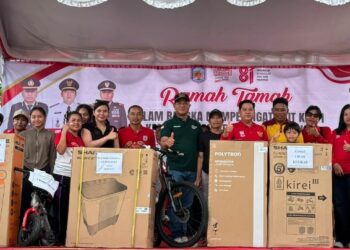 Anggota DPRD Kabupaten Murung Raya, Bebie, ketika menyalurkan hadiah kepada pemenang undian jalan sehat di Tanah Siang, Sabtu (15/8/2026).
