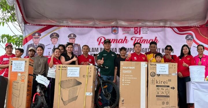 Anggota DPRD Kabupaten Murung Raya, Bebie, ketika menyalurkan hadiah kepada pemenang undian jalan sehat di Tanah Siang, Sabtu (15/8/2026).