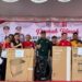 Anggota DPRD Kabupaten Murung Raya, Bebie, ketika menyalurkan hadiah kepada pemenang undian jalan sehat di Tanah Siang, Sabtu (15/8/2026).