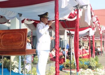 Bupati Bartim M. Yamin memimpin Upacara HUT ke-81 RI, Senin (17/8/2026).
