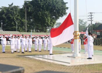 Pengibaran bendera merah putih yang dilaksanakan oleh Paskibra di Halaman Kantor Bupati Bartim, Senin (17/8/2026).