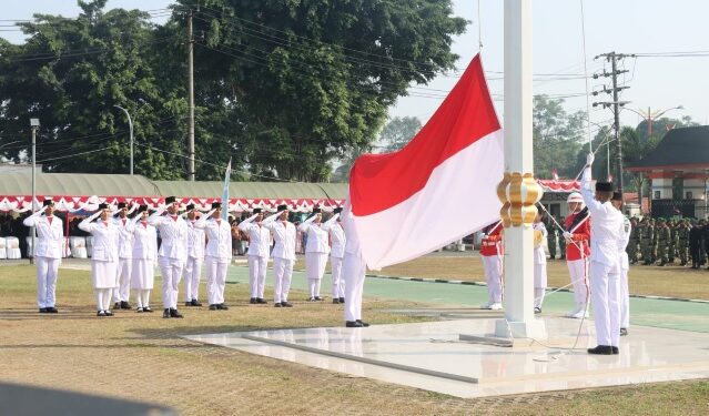 Pengibaran bendera merah putih yang dilaksanakan oleh Paskibra di Halaman Kantor Bupati Bartim, Senin (17/8/2026).