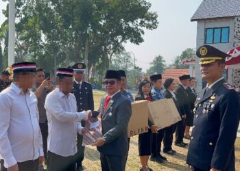 Sekda Bartim, Misnohartaku, didampingi Kepala Rutan Tamiang Layang, Agung Novarianto, menyerahkan SK remisi kepada WBP disela Upacara HUT ks-81 RI, Senin (17/8/2026).