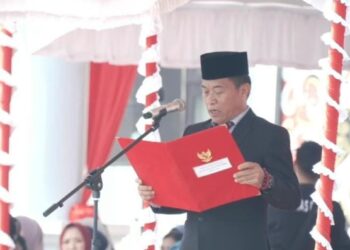 Ketua DPRD Murung Raya, Rumiadi, membacakan Naskah Proklamasi Kemerdekaan Republik Indonesia di momen Upacara HUT ke-81 RI, Senin (17/8/2026).