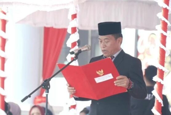 Ketua DPRD Murung Raya, Rumiadi, membacakan Naskah Proklamasi Kemerdekaan Republik Indonesia di momen Upacara HUT ke-81 RI, Senin (17/8/2026).