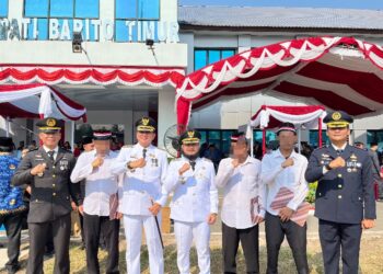 Bupati Bartim, M. Yamin dan Wabup Adi Mula Nakalelu, Kepala Rutan Tamiang Layang, Agung Novarianto, berpose dengan perwakilan WBP yang menerima remisi, Senin (17/8/2026).