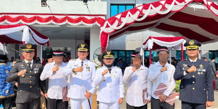 Bupati Bartim, M. Yamin dan Wabup Adi Mula Nakalelu, Kepala Rutan Tamiang Layang, Agung Novarianto, berpose dengan perwakilan WBP yang menerima remisi, Senin (17/8/2026).