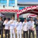 Bupati Bartim, M. Yamin dan Wabup Adi Mula Nakalelu, Kepala Rutan Tamiang Layang, Agung Novarianto, berpose dengan perwakilan WBP yang menerima remisi, Senin (17/8/2026).