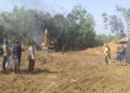 Penanganan excavator terbakar di Pal 4 Tamiang Layang, Selasa (18/7/2026).