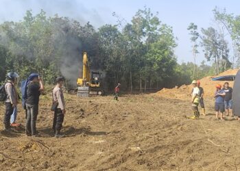 Penanganan excavator terbakar di Pal 4 Tamiang Layang, Selasa (18/7/2026).