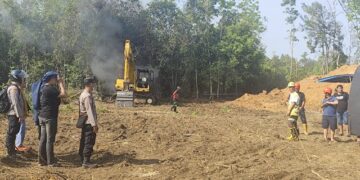 Penanganan excavator terbakar di Pal 4 Tamiang Layang, Selasa (18/7/2026).