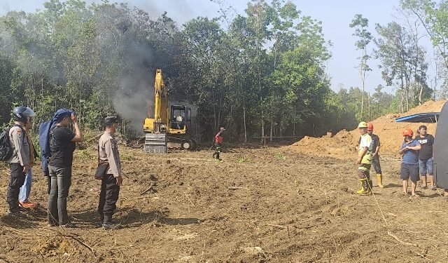 Penanganan excavator terbakar di Pal 4 Tamiang Layang, Selasa (18/7/2026).