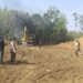 Penanganan excavator terbakar di Pal 4 Tamiang Layang, Selasa (18/7/2026).