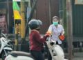Petugas Dinas Kesehatan Bartim membagikan masker kepada pengendara yang melintas di pertigaan Jalan A. Yani - Nansarunai Tamiang Layang, Rabu (19/8/2026).