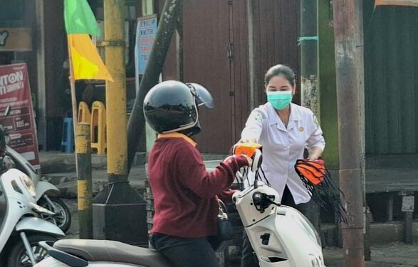 Petugas Dinas Kesehatan Bartim membagikan masker kepada pengendara yang melintas di pertigaan Jalan A. Yani - Nansarunai Tamiang Layang, Rabu (19/8/2026).
