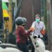 Petugas Dinas Kesehatan Bartim membagikan masker kepada pengendara yang melintas di pertigaan Jalan A. Yani - Nansarunai Tamiang Layang, Rabu (19/8/2026).