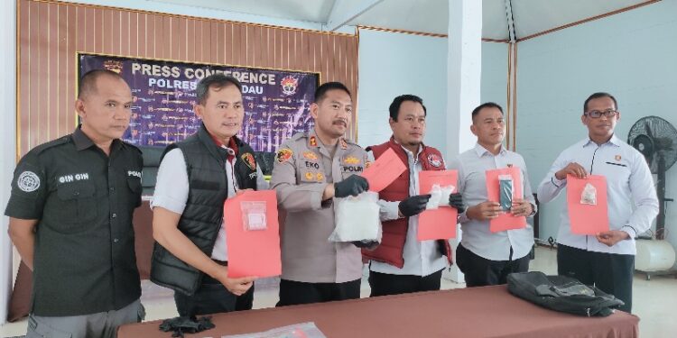 Kapolres Lamandau AKBP Eko Yusmiarto beserta jajaran dalam konfrensi pers, Rabu (19/8/2026). (ist)