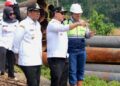 Bupati Barito Utara, H. Shalahuddin, didampingi Wabup Felix Sonadie Y. Tingan, meninjau progres Pembangunan Jembatan Lemo, Rabu (19/8/2026).