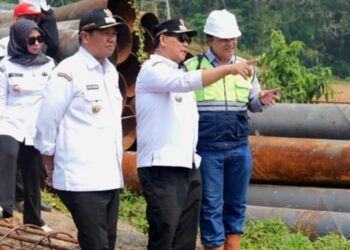 Bupati Barito Utara, H. Shalahuddin, didampingi Wabup Felix Sonadie Y. Tingan, meninjau progres Pembangunan Jembatan Lemo, Rabu (19/8/2026).