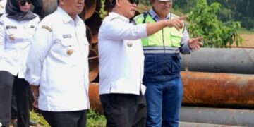 Bupati Barito Utara, H. Shalahuddin, didampingi Wabup Felix Sonadie Y. Tingan, meninjau progres Pembangunan Jembatan Lemo, Rabu (19/8/2026).