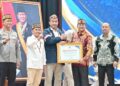 Bupati Barito Timur, M. Yamin, menerima penghargaan langsung dari Kepala BNN RI Komjen Pol. Dr. (H.C.) Suyudi Ario Seto. (ist)
