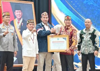 Bupati Barito Timur, M. Yamin, menerima penghargaan langsung dari Kepala BNN RI Komjen Pol. Dr. (H.C.) Suyudi Ario Seto. (ist)