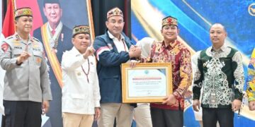 Bupati Barito Timur, M. Yamin, menerima penghargaan langsung dari Kepala BNN RI Komjen Pol. Dr. (H.C.) Suyudi Ario Seto. (ist)